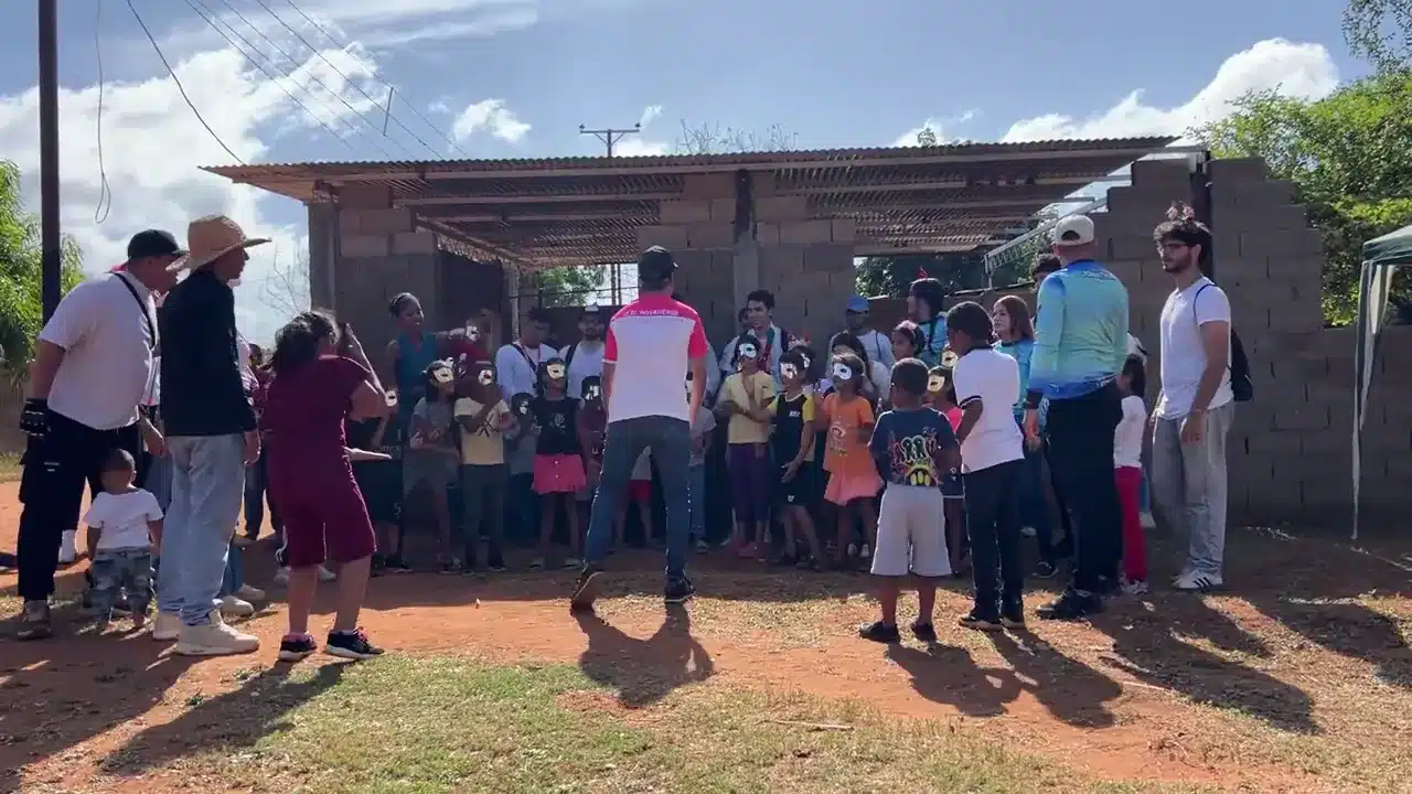 Encuentro comunitario en un día soleado